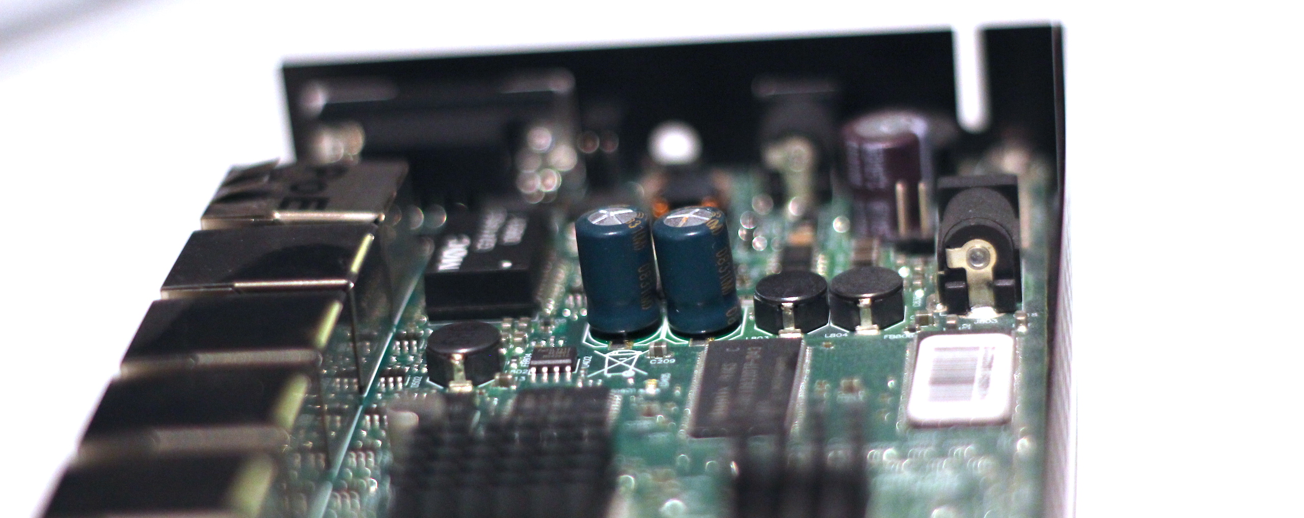 Partial image of RouterBoard 450G focused on some capacitors
